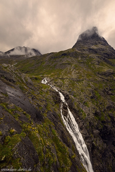 waterfall, rorbuer, falls, trollstigen, cottage, hut, mountains, norway, 2019, photo